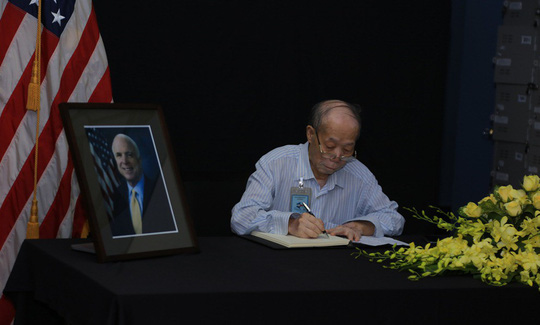 nguoi dan den vieng ghi gi trong so tang thuong nghi si john mccain