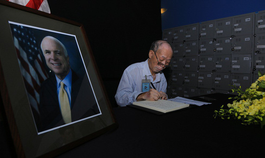 nguoi dan den vieng ghi gi trong so tang thuong nghi si john mccain