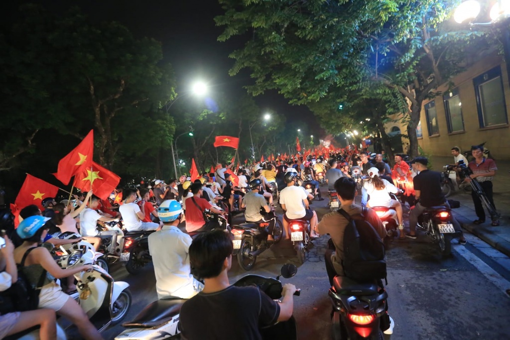 nguoi ham mo do ra duong an mung ky tich cua olympic viet nam