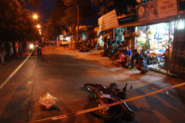 o to lao len via he tong 2 nguoi chet 4 nguoi bi thuong