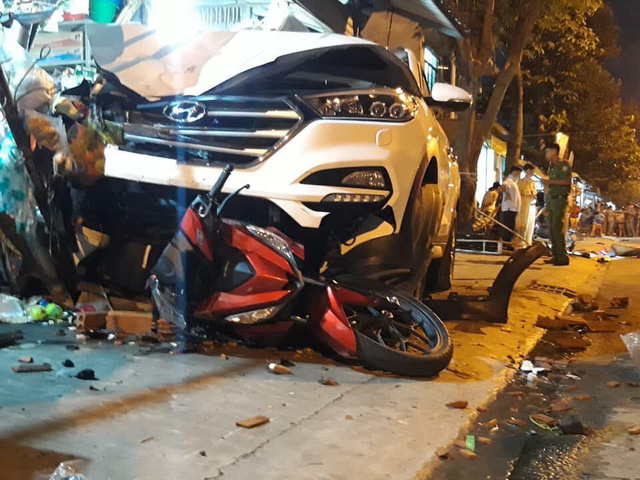 o to lao len via he tong 2 nguoi chet 4 nguoi bi thuong