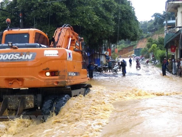 mua lon keo dai tai dien bien quoc lo 4h bi 3000 m3 dat da da chia cat khien giao thong ach tac nghiem trong