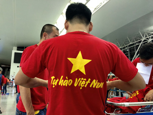 Rực rỡ cờ đỏ sao vàng trong chuyến bay sang Indonesia lúc rạng sáng ruc ro co do sao vang trong chuyen bay sang indonesia luc rang sang