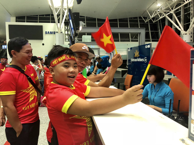 Rực rỡ cờ đỏ sao vàng trong chuyến bay sang Indonesia lúc rạng sáng ruc ro co do sao vang trong chuyen bay sang indonesia luc rang sang