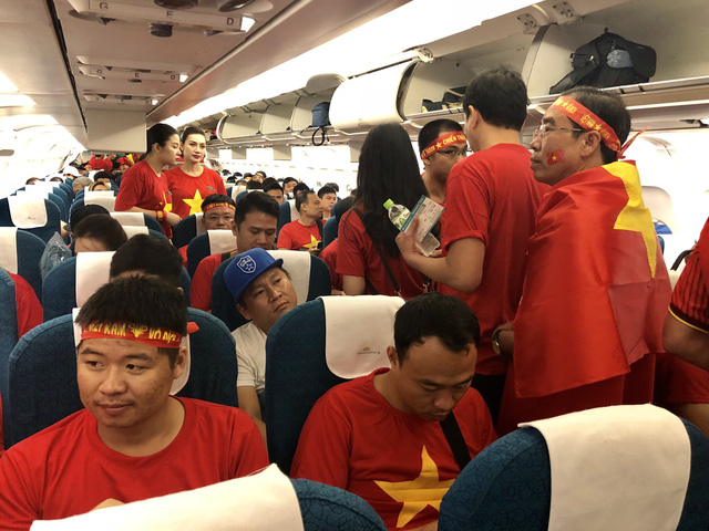 Rực rỡ cờ đỏ sao vàng trong chuyến bay sang Indonesia lúc rạng sáng ruc ro co do sao vang trong chuyen bay sang indonesia luc rang sang
