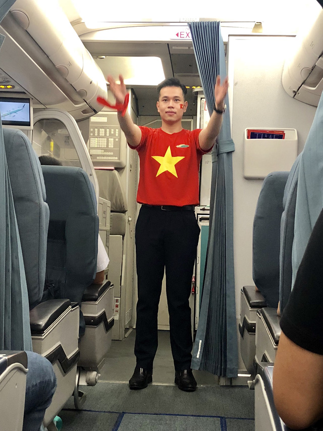 Rực rỡ cờ đỏ sao vàng trong chuyến bay sang Indonesia lúc rạng sáng ruc ro co do sao vang trong chuyen bay sang indonesia luc rang sang
