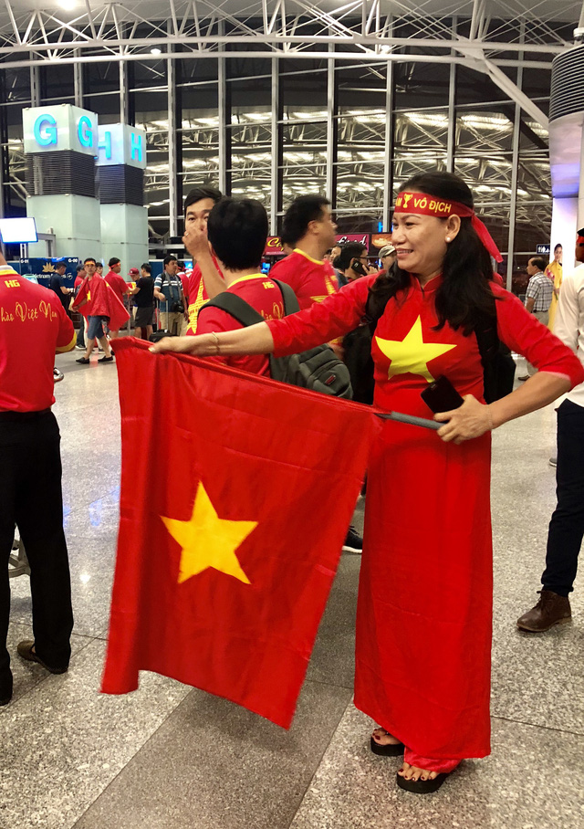 Rực rỡ cờ đỏ sao vàng trong chuyến bay sang Indonesia lúc rạng sáng ruc ro co do sao vang trong chuyen bay sang indonesia luc rang sang