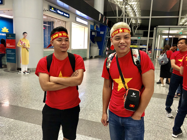 Rực rỡ cờ đỏ sao vàng trong chuyến bay sang Indonesia lúc rạng sáng ruc ro co do sao vang trong chuyen bay sang indonesia luc rang sang