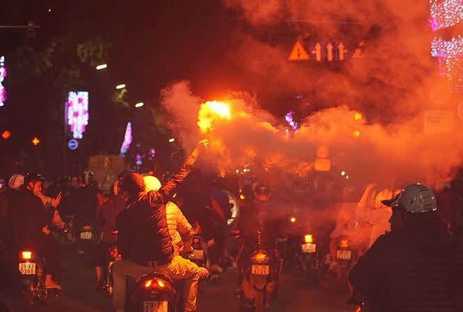 hon 1000 canh sat ha noi chong dua tran ban ket viet nam han quoc
