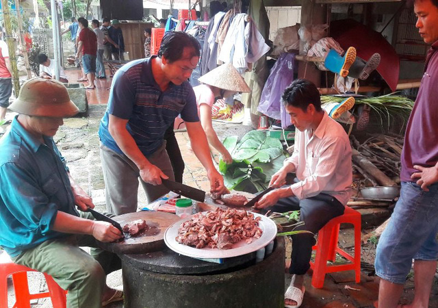 Gia đình thủ môn Bùi Tiến Dũng mổ trâu chuẩn bị cổ vũ Olympic Việt Nam gia dinh thu mon bui tien dung mo trau chuan bi co vu olympic viet nam