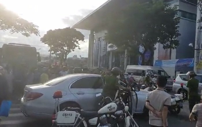 nu tai xe chay mercedes lang lach tren pho roi co hanh dong la