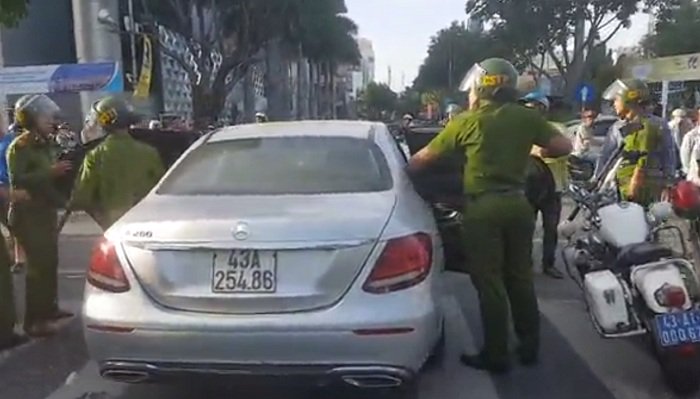nu tai xe chay mercedes lang lach tren pho roi co hanh dong la