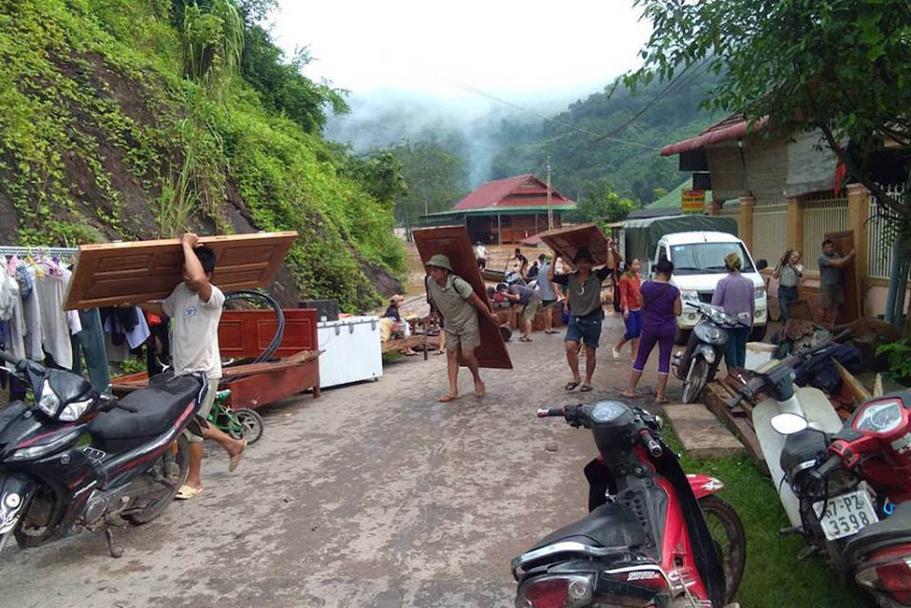 Thủy điện xả lũ gãy cầu, dân hối hả kéo nhau lên núi thuy dien xa lu gay cau dan hoi ha keo nhau len nui