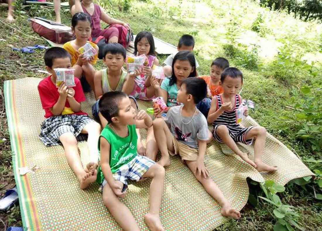 Thủy điện xả lũ gãy cầu, dân hối hả kéo nhau lên núi thuy dien xa lu gay cau dan hoi ha keo nhau len nui