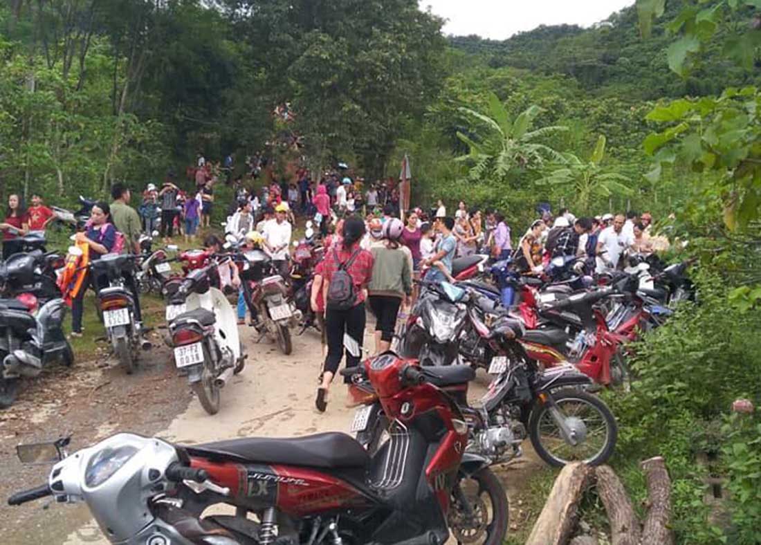 Thủy điện xả lũ gãy cầu, dân hối hả kéo nhau lên núi thuy dien xa lu gay cau dan hoi ha keo nhau len nui