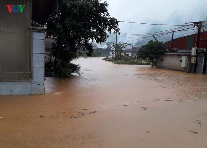anh giao thong nhieu noi tai son la bi te liet hoan toan vi mua lu