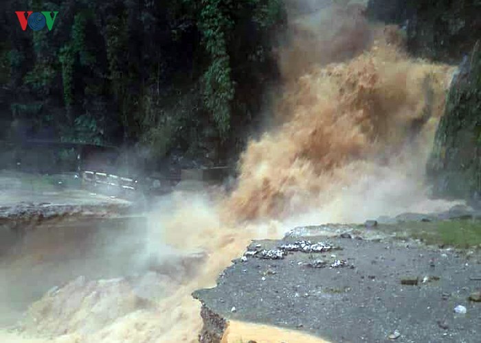 anh giao thong nhieu noi tai son la bi te liet hoan toan vi mua lu
