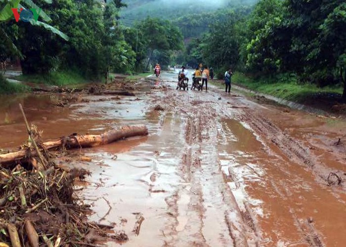 anh giao thong nhieu noi tai son la bi te liet hoan toan vi mua lu