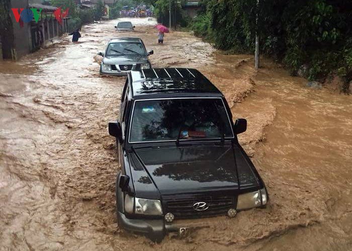 anh giao thong nhieu noi tai son la bi te liet hoan toan vi mua lu