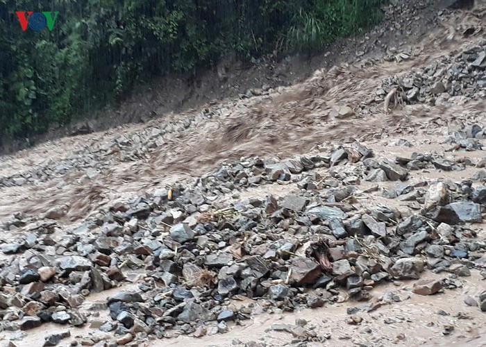 anh giao thong nhieu noi tai son la bi te liet hoan toan vi mua lu