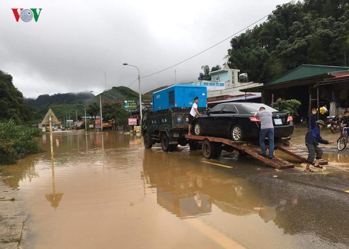 anh giao thong nhieu noi tai son la bi te liet hoan toan vi mua lu