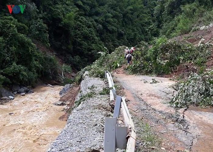 anh giao thong nhieu noi tai son la bi te liet hoan toan vi mua lu