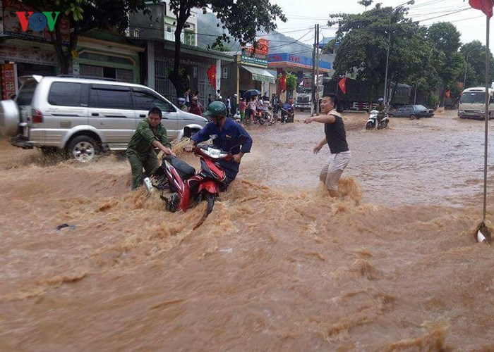 anh giao thong nhieu noi tai son la bi te liet hoan toan vi mua lu