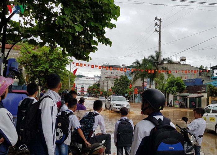 anh giao thong nhieu noi tai son la bi te liet hoan toan vi mua lu
