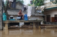 mua lu o son la nhieu nguoi dan khong the ve que dip nghi le