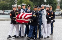 thuong nghi si mccain duoc an tang canh nguoi ban than
