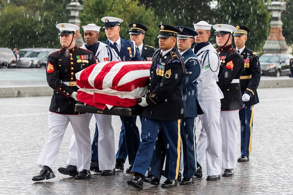 troi do mua trong le vieng john mccain tai doi capitol