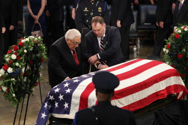 troi do mua trong le vieng john mccain tai doi capitol