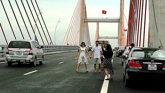 Cầu dây văng lớn nhất Việt Nam vừa thông xe đã xuất hiện vi phạm cau day vang lon nhat viet nam vua thong xe da xuat hien vi pham