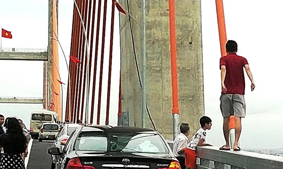 Cầu dây văng lớn nhất Việt Nam vừa thông xe đã xuất hiện vi phạm cau day vang lon nhat viet nam vua thong xe da xuat hien vi pham