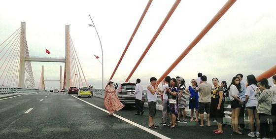 Cầu dây văng lớn nhất Việt Nam vừa thông xe đã xuất hiện vi phạm cau day vang lon nhat viet nam vua thong xe da xuat hien vi pham