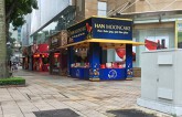 Cứ đến Trung thu, hàng loạt hiệu bánh lại lấn chiếm vỉa hè