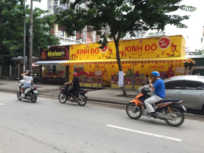 cu den trung thu hang loat hieu banh lai lan chiem via he