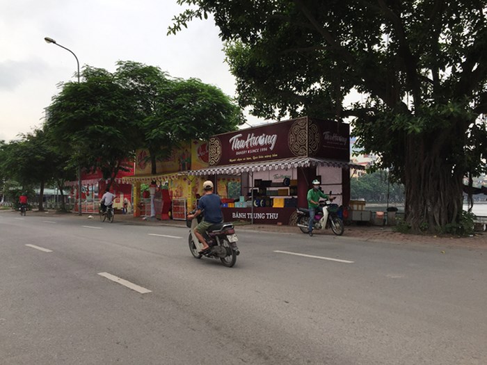 cu den trung thu hang loat hieu banh lai lan chiem via he