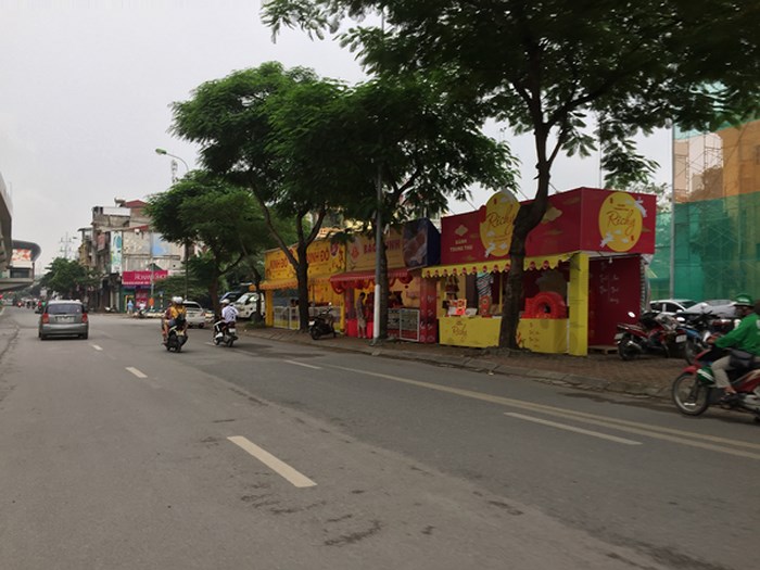 cu den trung thu hang loat hieu banh lai lan chiem via he