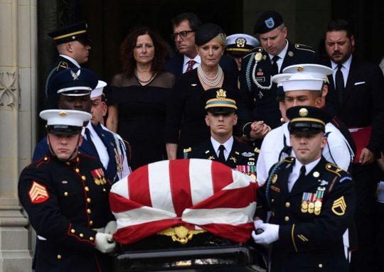 thuong nghi si mccain duoc an tang canh nguoi ban than