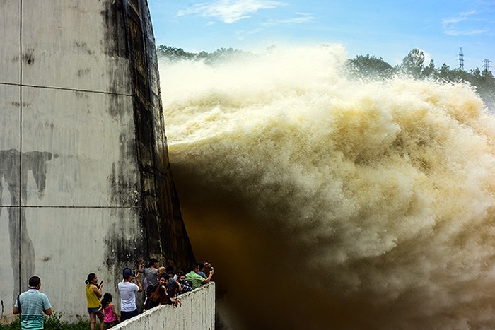 ho thuy dien son la hoa binh mo xa day ha noi khan cap phong ung ngap