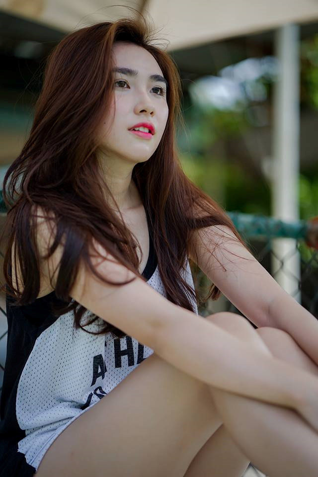 dan mang xon xao ve hinh anh thu mon tien dung than mat voi co gai dep
