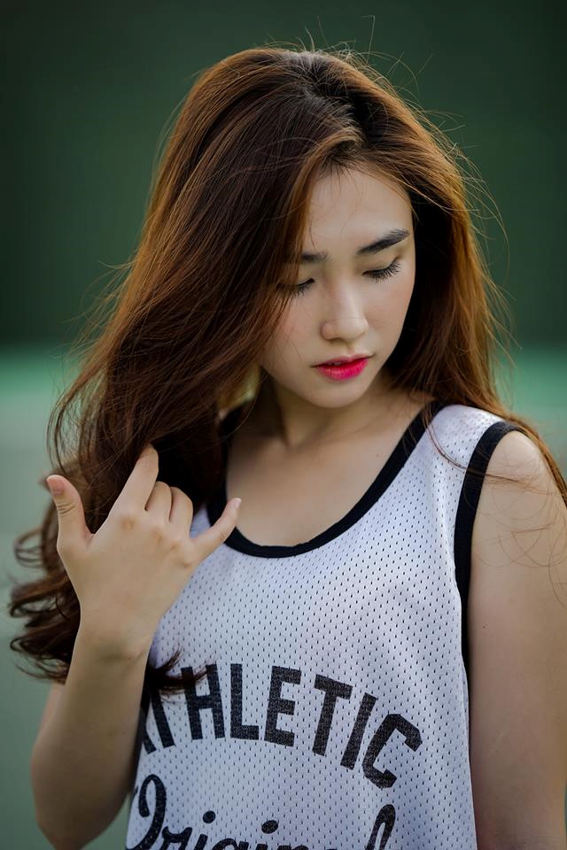 dan mang xon xao ve hinh anh thu mon tien dung than mat voi co gai dep
