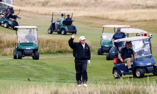 trump hung chi trich vi choi golf trong ngay to chuc tang le mccain