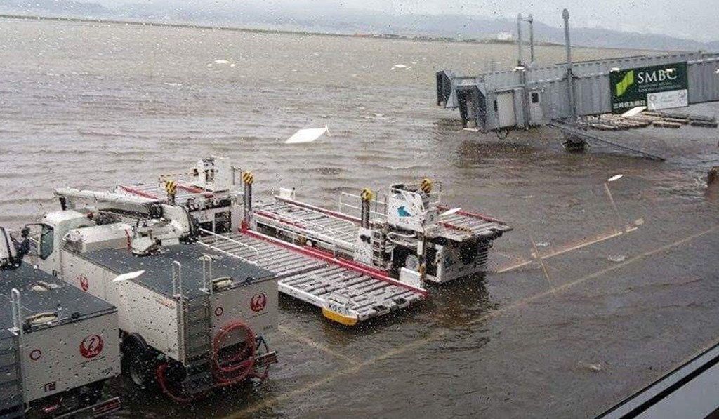 san bay nhat ngap trong bien nuoc khi bao manh nhat 25 nam qua do bo