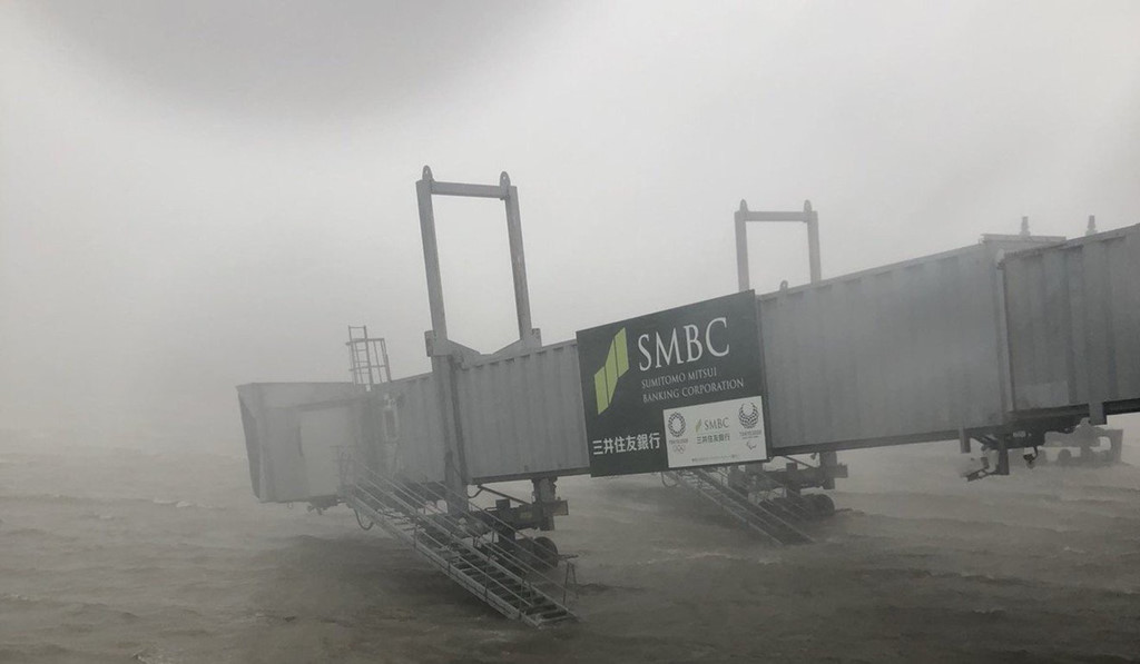 san bay nhat ngap trong bien nuoc khi bao manh nhat 25 nam qua do bo