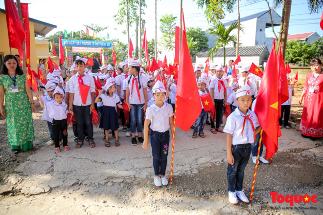 tung bung le khai giang noi ron lu chuong my ha noi