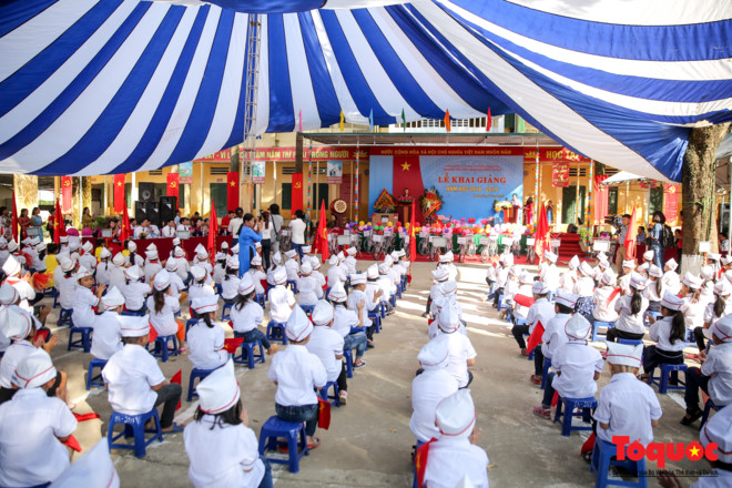 tung bung le khai giang noi ron lu chuong my ha noi