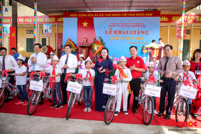tung bung le khai giang noi ron lu chuong my ha noi