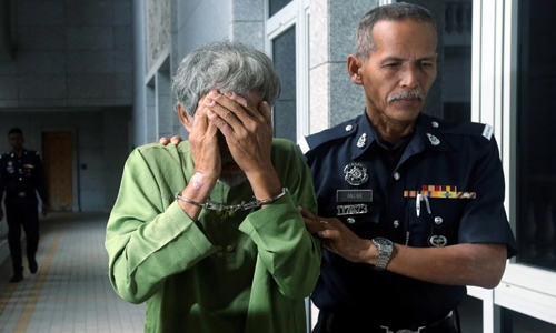 cu ong malaysia bi phat roi ngoi tu vi xam hai tinh duc tre so sinh